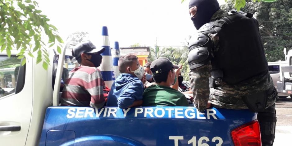 La Policía Nacional Civil de Honduras detiene a miembros del éxodo, ayer.