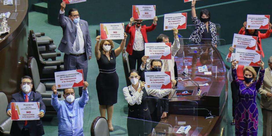 Legisladores del PT protestan contra la presidenta de la Mesa Directiva, ayer.
