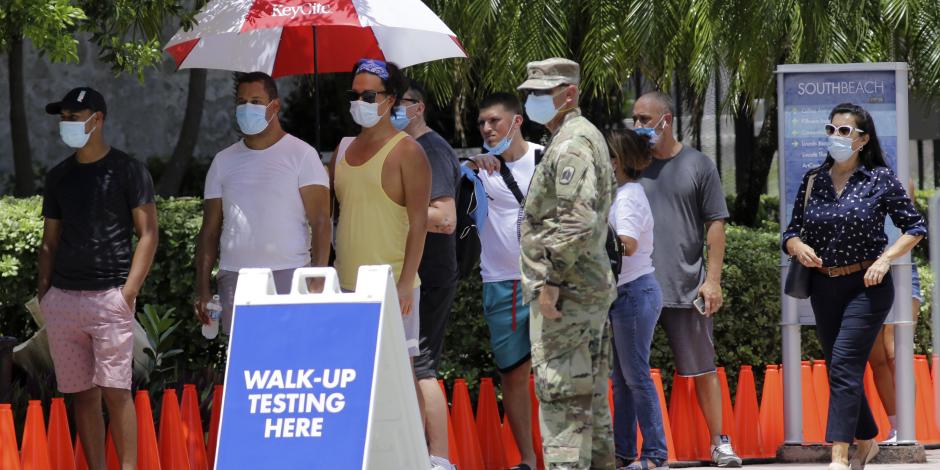 La gente espera en un sitio de pruebas de COVID-19, el 30 de junio de 2020, en Miami Beach, Florida.