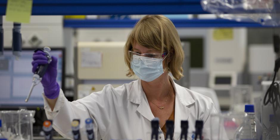 Una empleada del laboratorio  realiza pruebas en el marco de la búsqueda de una vacuna contra el coronavirus, el 17 de junio del 2020 en Bélgica.