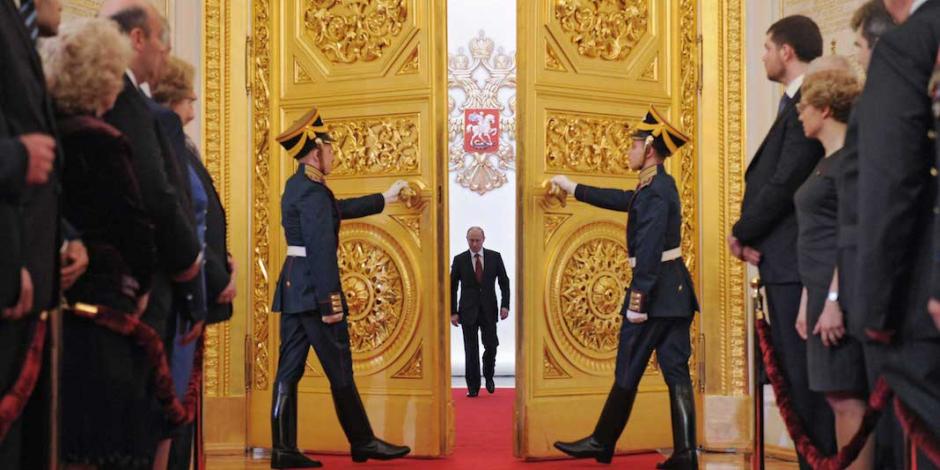 El líder entra al salón principal del Kremlin, en una ceremonia de enero pasado.