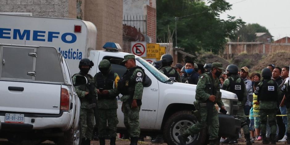 Elementos de la Guardia Nacional, quienes acudieron al lugar del crimen en la comunidad de Arandas, donde se ubica el centro de rehabilitación irregular, ayer.