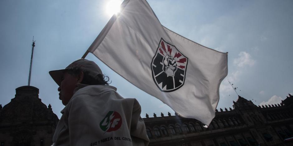 Trabajadores disidentes del Sindicato Mexicano de Electricistas (SME) se manifestaron al exterior de Palacio Nacional.