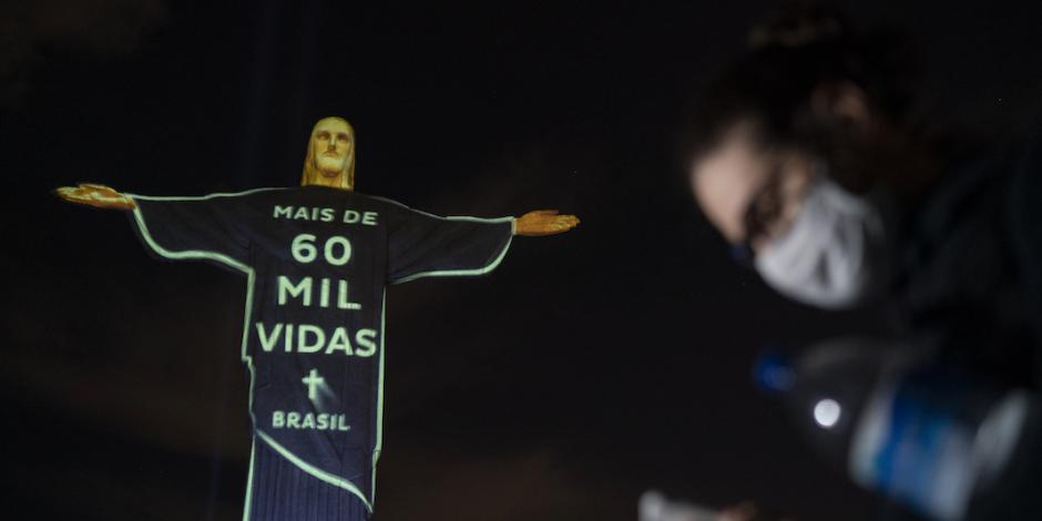 El cristo del Corcovado proyecta un homenaje a los muertos por la pandemia, ayer, en Río de Janeiro.