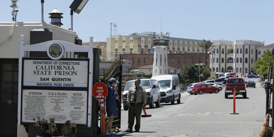 Un guardia del Departamento de Correccionales vigila la entrada principal a la Prisión Estatal de San Quintín, en San Quintín, California, el 24 de julio de 2019.