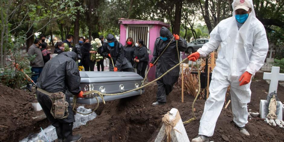 Inhumación por muerte a causa de COVID-19 en el panteón San Isidro, en la alcaldía Azcapotzalco