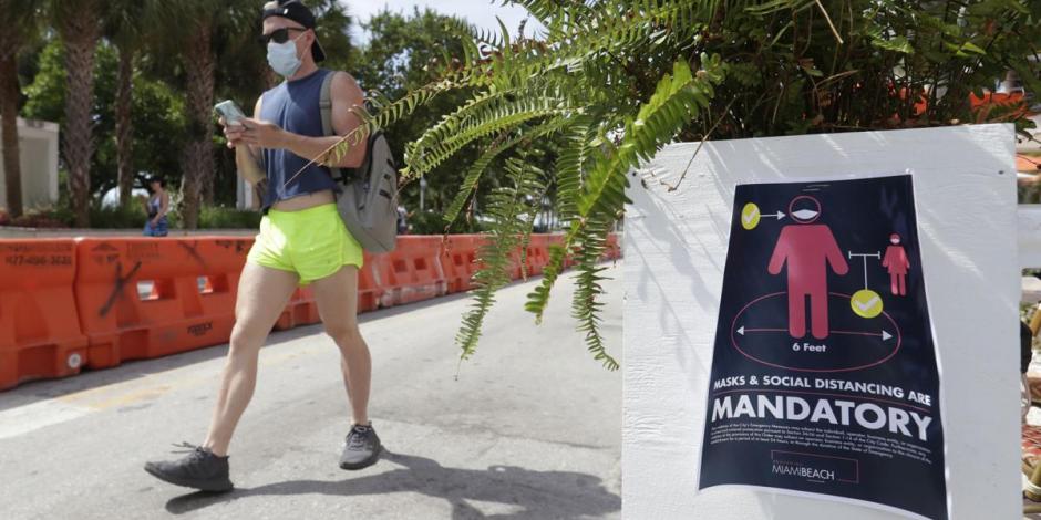 Una persona que porta una mascarilla camina por Miami Beach, en Florida, el sábado 4 de julio de 2020.