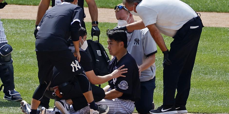 El pitcher japonés al momento de que es atendido por el personal médico del equipo de Nueva York.