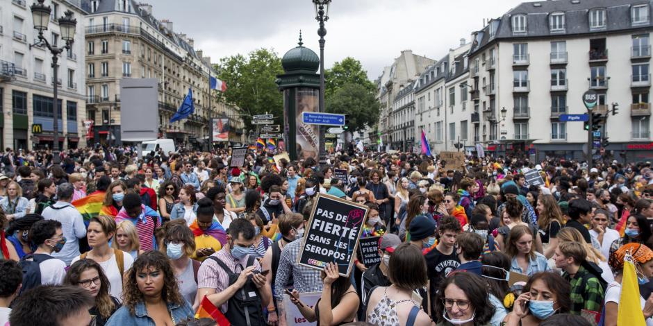 Decenas de personas se unen a la marcha del Orgullo LGBTQ en París, el sábado 4 de julio de 2020.