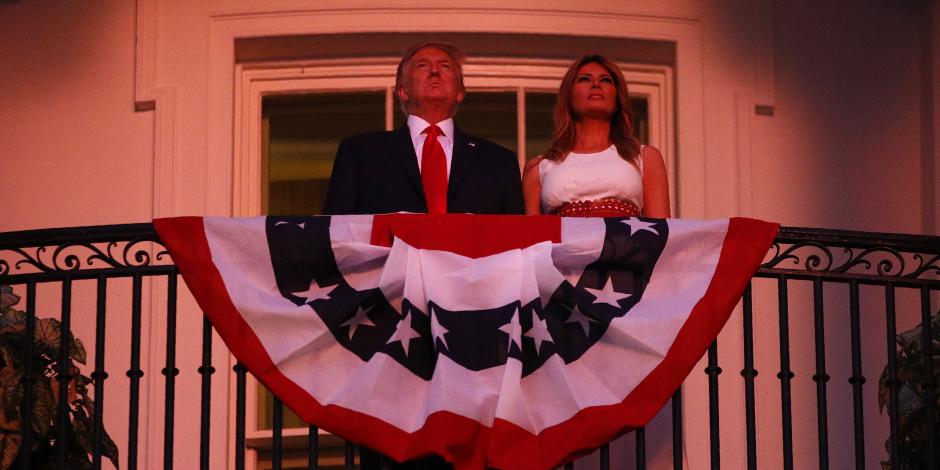 El presidente Donald Trump y la primera dama, Melania Trump, presencian desde el Balcón Truman de la Casa Blanca, en Washington, el espectáculo de fuegos artificiales.
