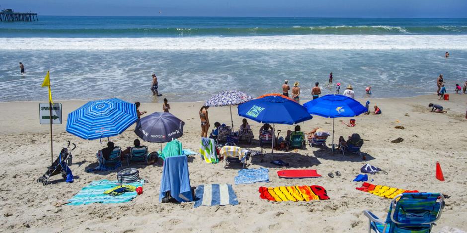 La playa en San Clemente, California, abierta pese a los cierres en la mayor parte de la costa en el sur de California para el 4 de julio.