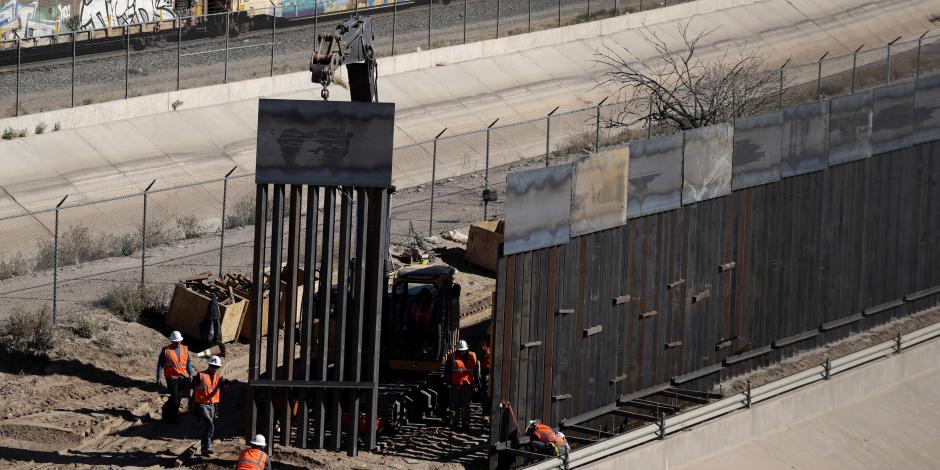 Trabajadores construyen muro a lo largo de la frontera entre Texas y México, el 29 de enero de 2019.