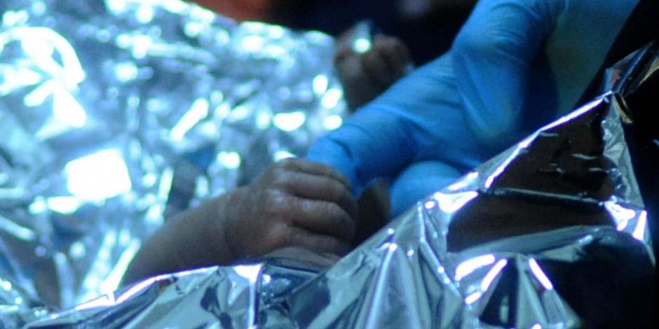 Paramédicos atienen a bebé abandonado.