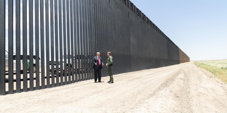 Donald Trump, durante una visita al muro fronterizo en Arizona.