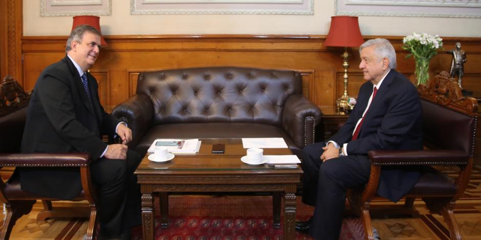 El presidente López Obrador y el canciller Ebrard durante la llamada con Trudeau.