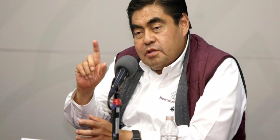 Miguel Barbosa, gobernador del Puebla, criticó la nueva normalidad y dijo que tienen atribuciones para mantener cerrados los negocios.
