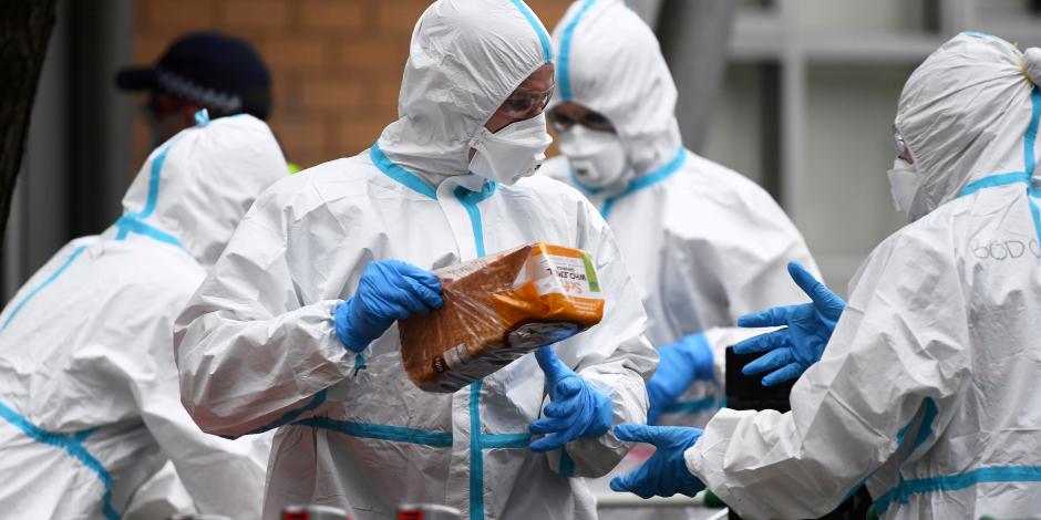 Bomberos se preparan para distribuir alimentos en una torre de viviendas, tras un rebrote de la pandemia del COVID-19 en Melbourne, Australia, el 7 de julio de 2020.