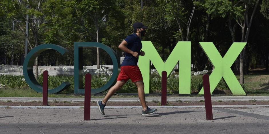 Personas realizan ejercicio en la segunda sección del Bosque de Chapultepec.