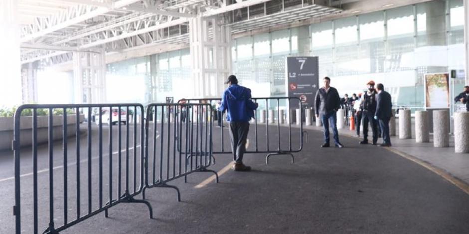 Colocan vallas de seguridad en la terminal 2 del AICM.