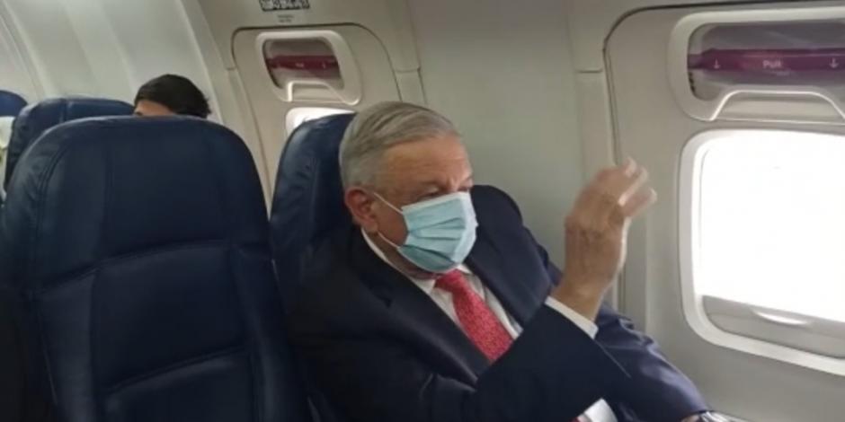 El presidente porta cubrebocas durante su vuelo a EU.