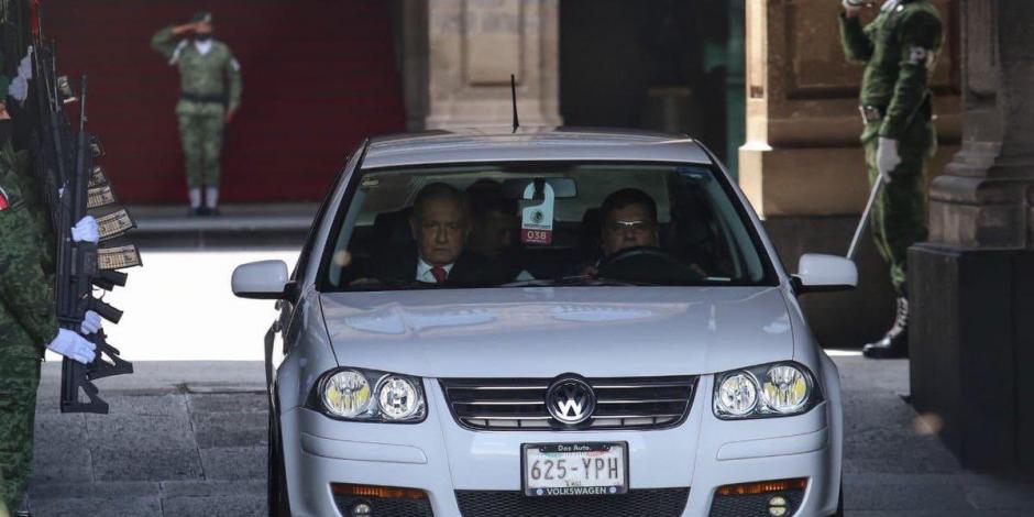 El presidente Andrés Manuel López Obrador a su salida de Palacio Nacional hacia el AICM.