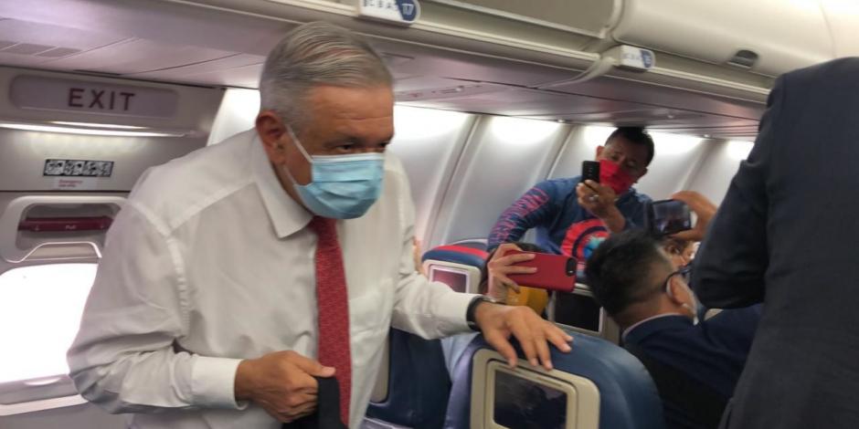 El Presidente Andrés Manuel López Obrador abordo del avión que lo trasladó a EU