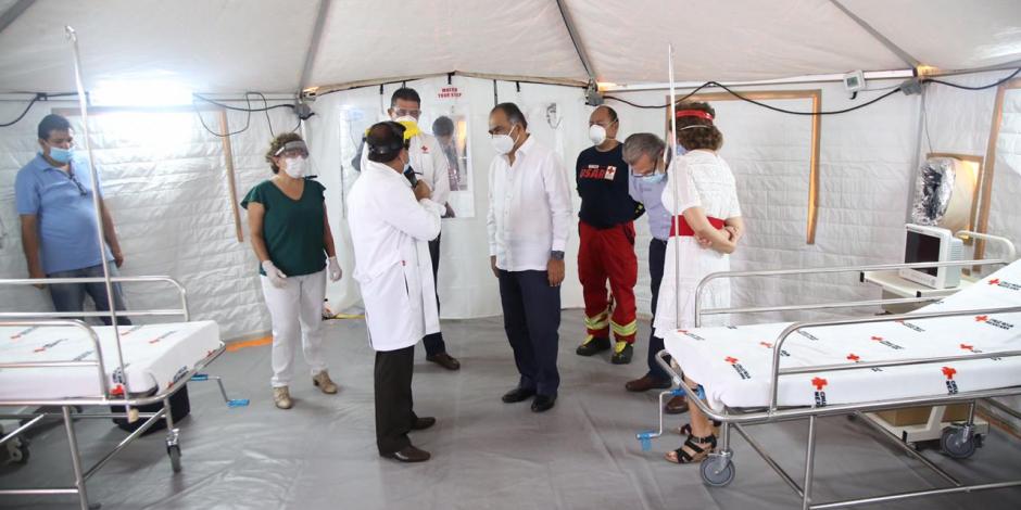 El gobernador Héctor Astudillo recorre uno de los dos nuevos hospitales
