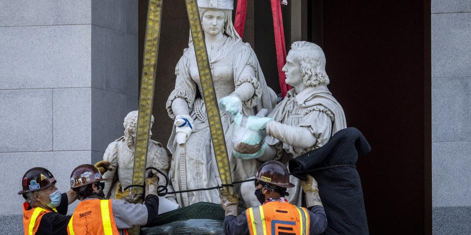 Un equipo de 5 trabajadores retira una escultura de 5 toneladas de peso con la figura de de Colón y la Reina Isabel del Capitolio en California.