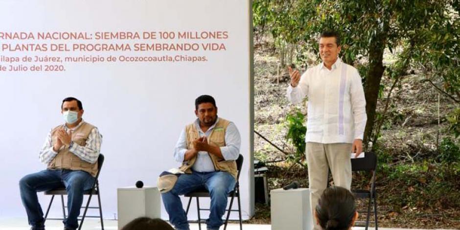 Rutilio Escandón dialoga con comuneros previo al inicio de la Jornada Nacional de Sembrando Vida en la entidad.