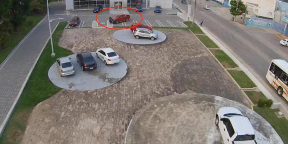 El conductor persiguió a uno de los delincuentes adentro de un estacionamiento.