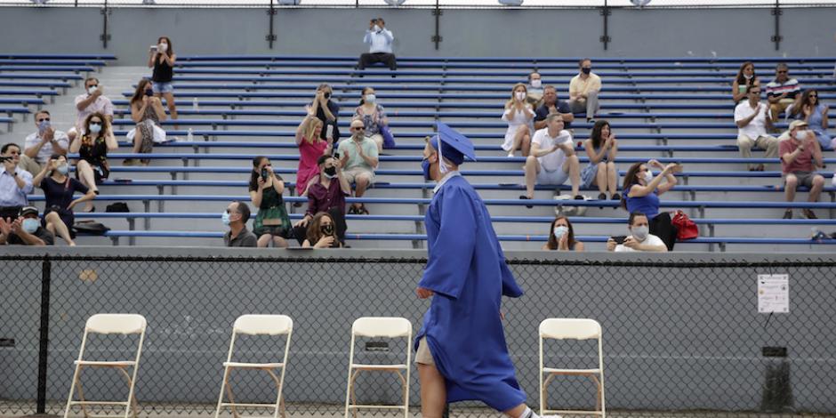 Un joven de preparatoria celebra su graduación, en Nueva Jersey, ayer.