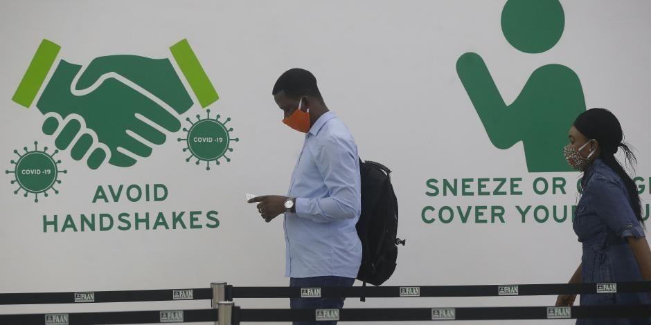 Pasajeros esperan abordaje en el aeropuerto de Lagos, Nigeria.