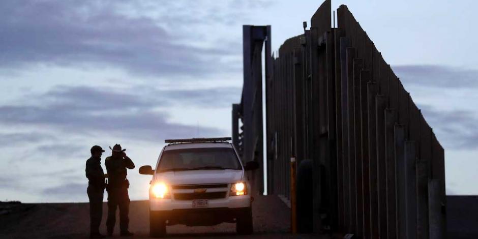 En la imagen de archivo, agentes de la Patrulla Fronteriza inspeccionan un tramo del límite con México en Arizona.
