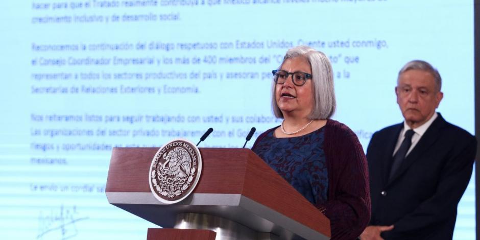 Graciela Márquez, secretaria de Economía, lee carta del presidente del CCE.