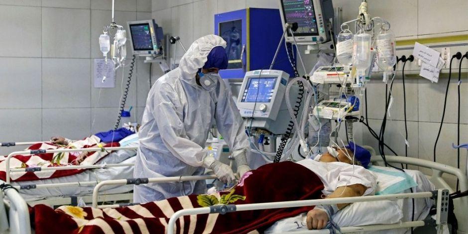 Médico trata a un paciente infectado de COVID-19, en Teherán, Irán..