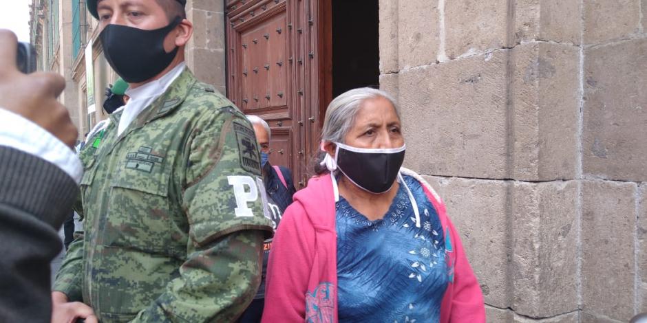 Los padres de familia de los estudiantes de Ayotzinapa saliendo de Palacio Nacional.