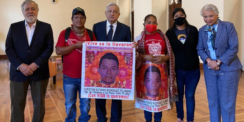 El presidente (centro), Olga Sánchez Cordero (der.) y Alejandro Encinas (izq.), ayer, en reunión con padres de los normalistas de Aytozinapa.