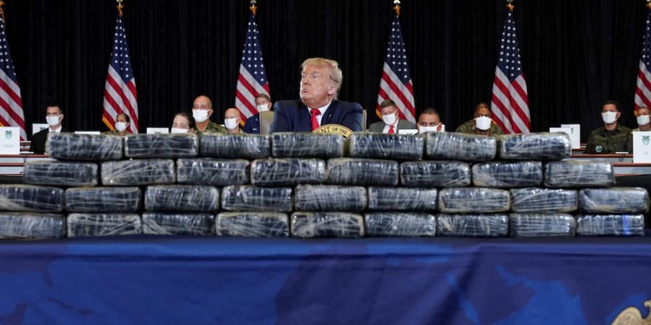 El presidente Trump, en Florida, ayer  tras pilas de droga confiscada.