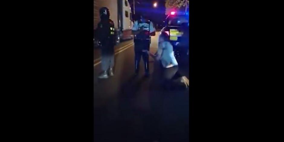 Chofer se arrodilló para suplicarle a los policías