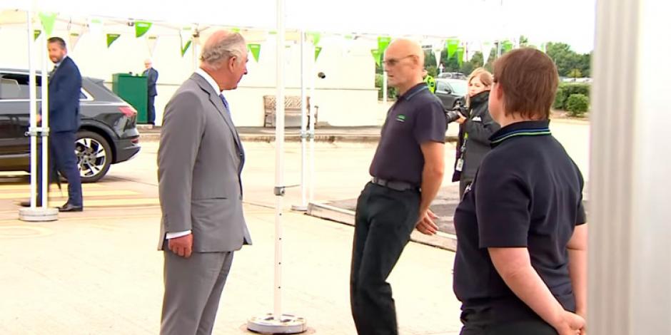 Príncipe Carlos conversa con el hombre antes de que éste se desmayara