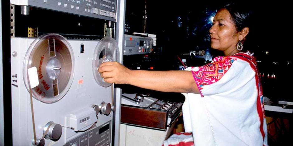 Una operadora de radio indígena de Oaxaca, en una imagen de archivo.
