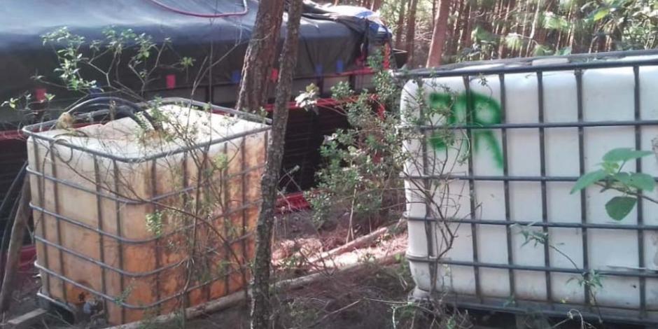 Bidones, tinacos y vehículos en los que almacenaban y trasladado el combustible robado fueron localizados en Puebla.