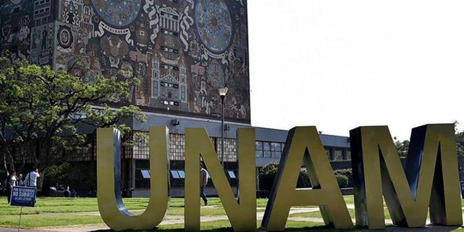 Letras que conforman la abreviatura UNAM frente a la Biblioteca Centra.