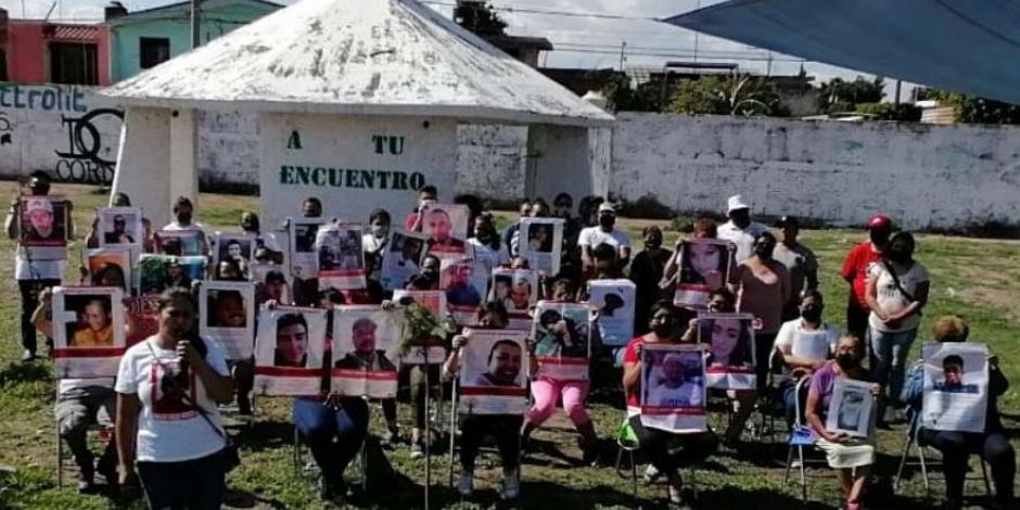 Familiares de desaparecidos durante un plantón en Guanajuato.