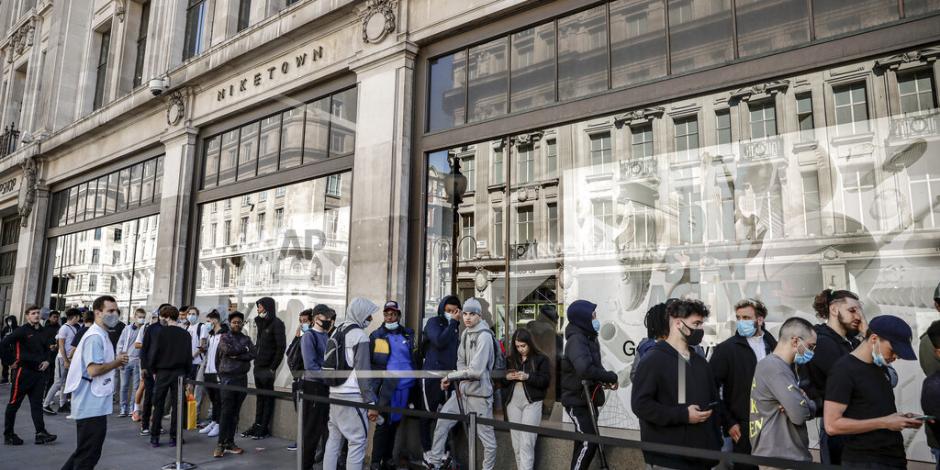 Una fila de gente espera para entrar a la tienda Niketown, en Londres