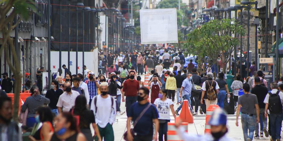 Cientos abarrotan el andador de Madero, una de las arterias más transitadas por peatones en el Centro Histórico, ayer.