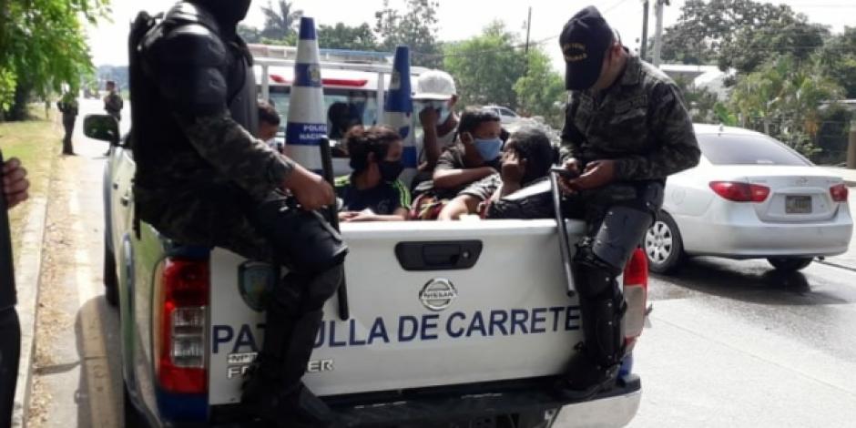La Policía de Honduras detiene a miembros de la caravana del 30 de junio pasado.