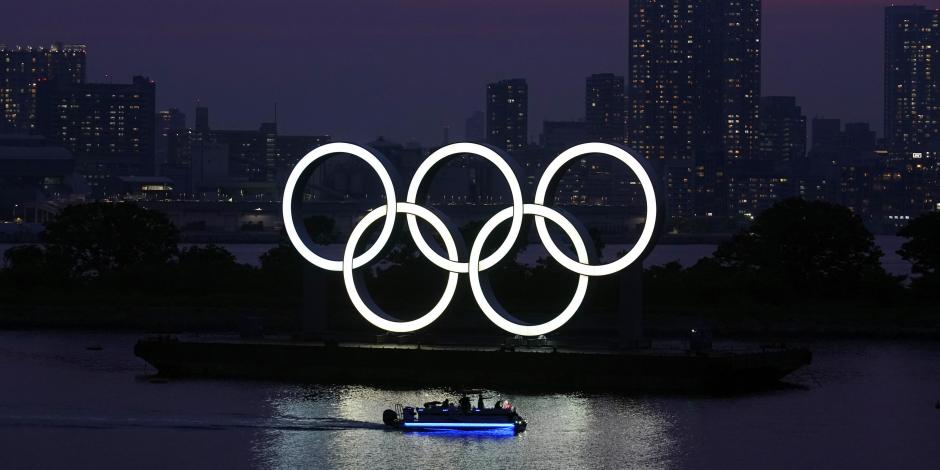 Los aros olímpicos flotan en la sección de Odaiba en Tokio, el pasado 3 de junio.