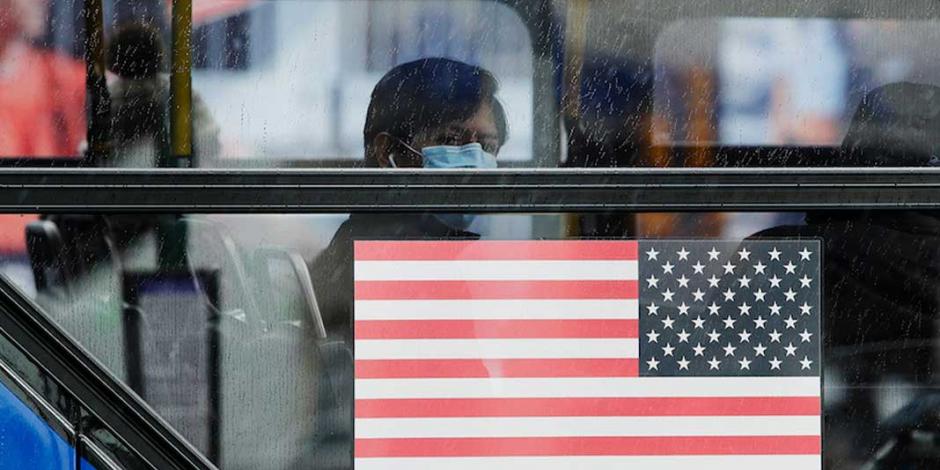 Un hombre que porta una mascarilla viaja a bordo de un autobús de Nueva York, ayer.