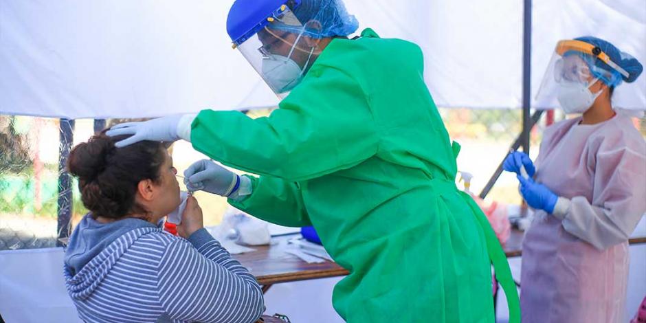 Decenas de vecinos acuden al kiosco de salud en Iztapalapa, inquietos por la posibilidad de ser portadores del virus.